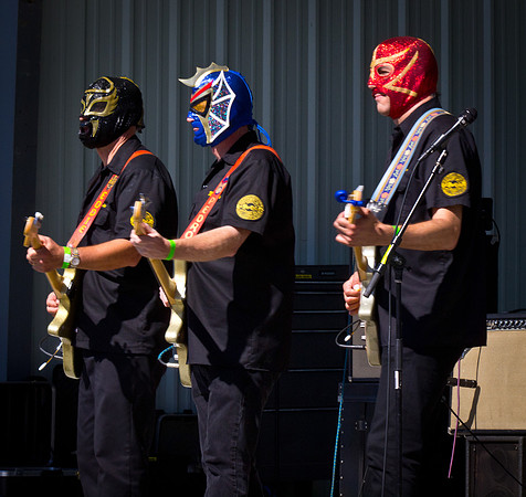 Los Straitjackets @ The 2011 Slowroots Festival-3