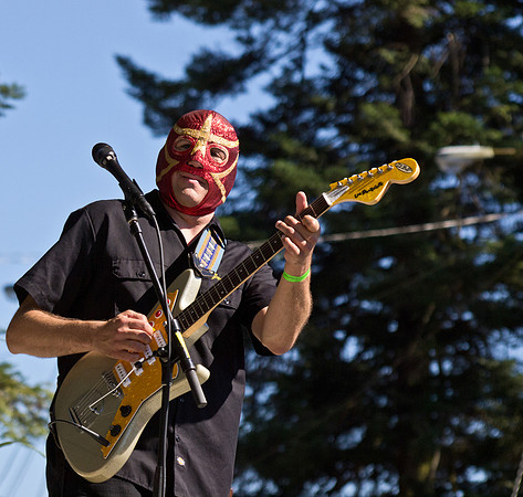 Los Straitjackets @ The 2011 Slowroots Festival-12